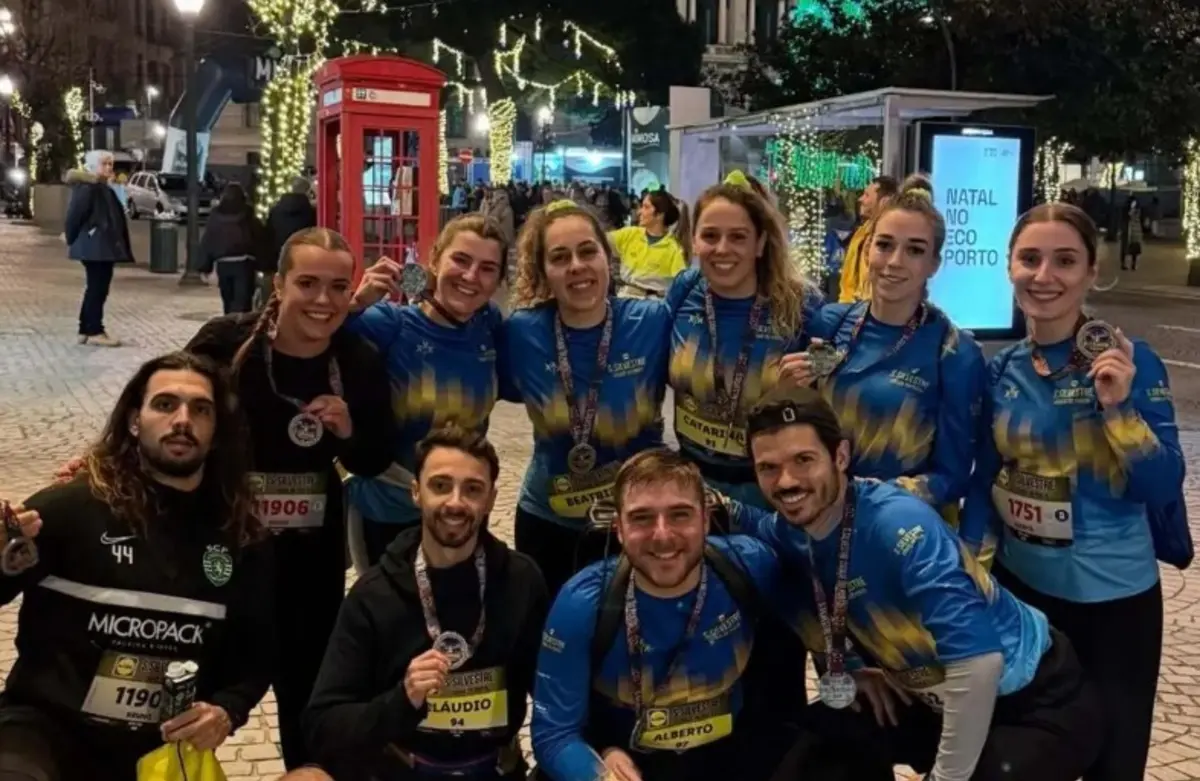 Rute Cardoso participou na São Silvestre do Porto (segunda a contar da direita na fila de trás)