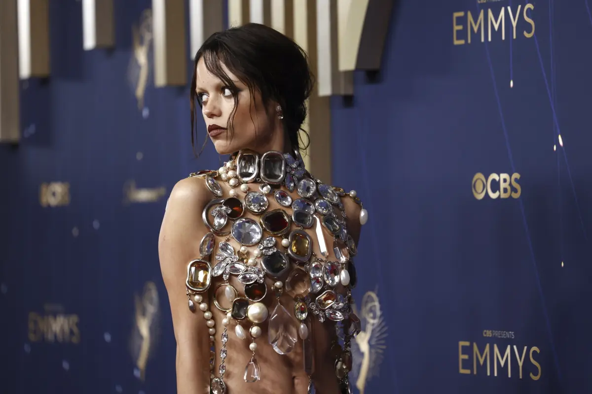Jenna Ortega usou um top com apliques da Givenchy
