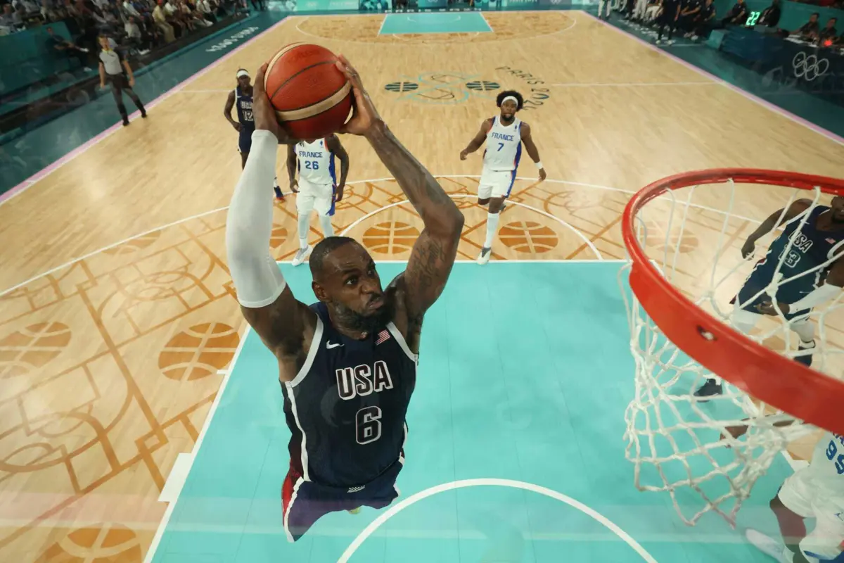 Lebron James a caminho de fazer um afundanço