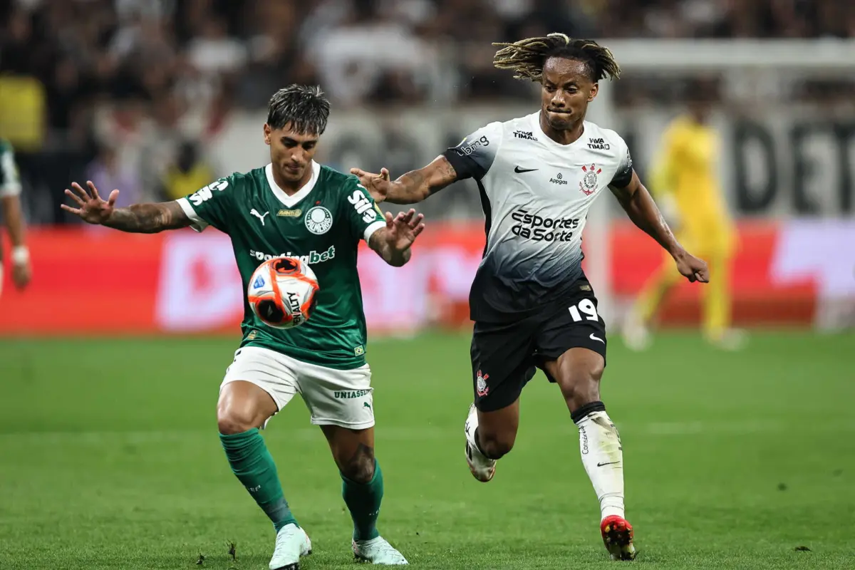 Facundo Torres (à esquerda) e Andre Carrillo (direita) dividem uma bola