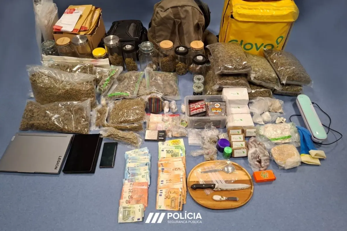 Droga e material apreendido ao suspeito