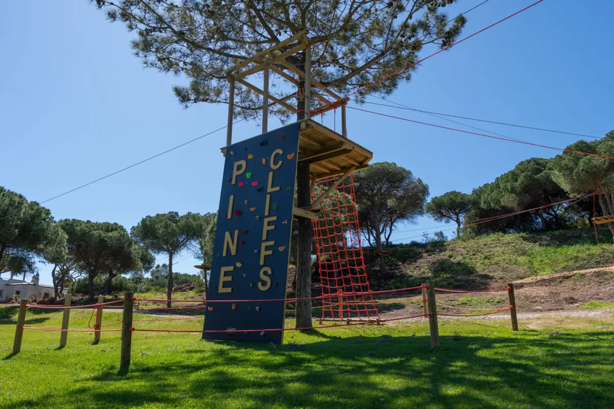 O novo circuito de arborismo é uma das mais recentes novidades do resort, na Praia da Falésia, em Albufeira.