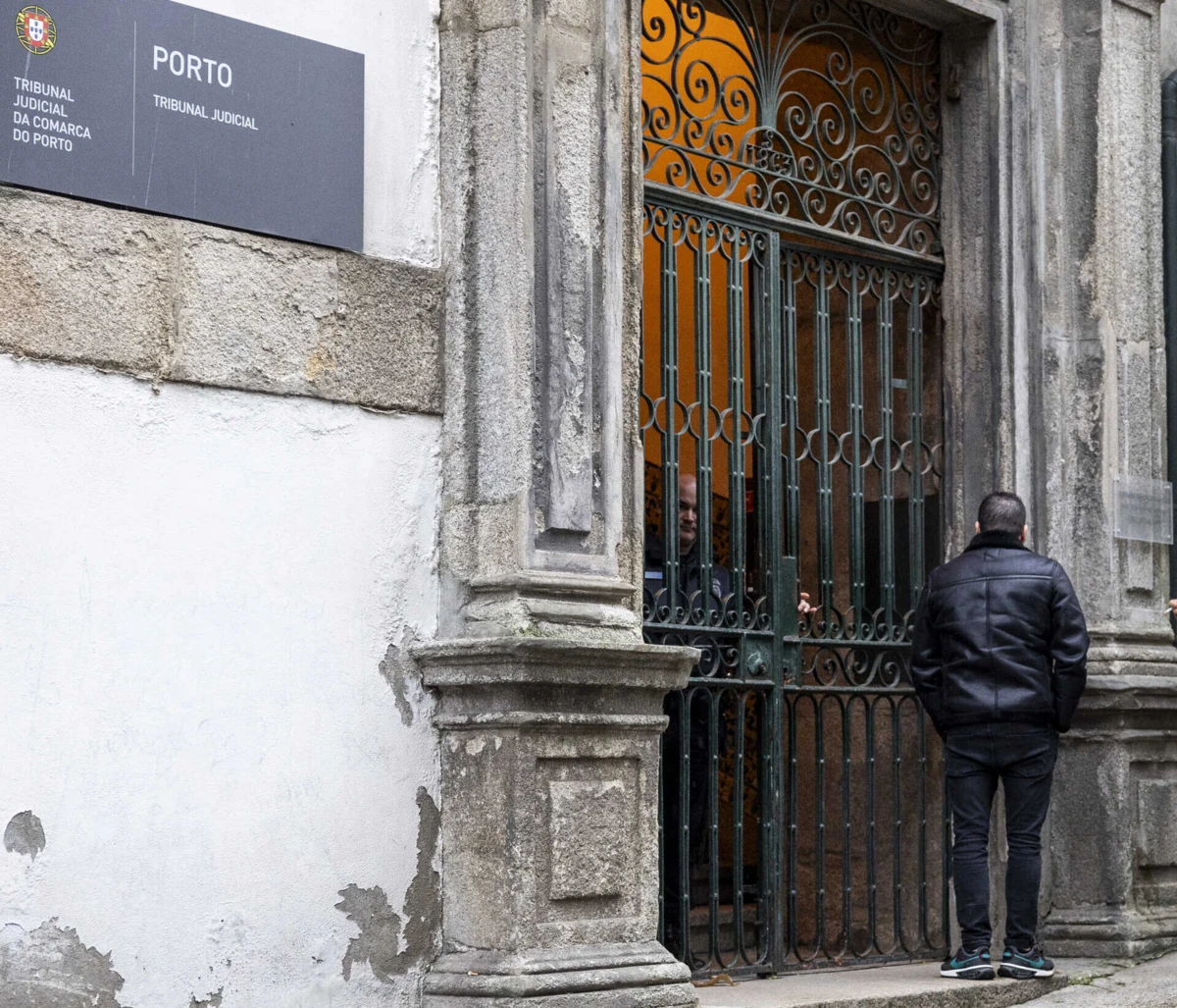 Arguido à chegada do tribunal no início do julgamento, em janeiro