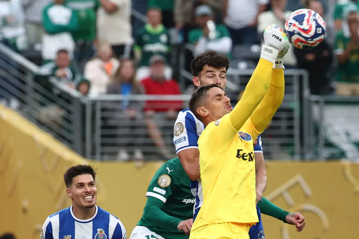 Cláudio Ramos foi essencial para fechar a baliza azul e branca