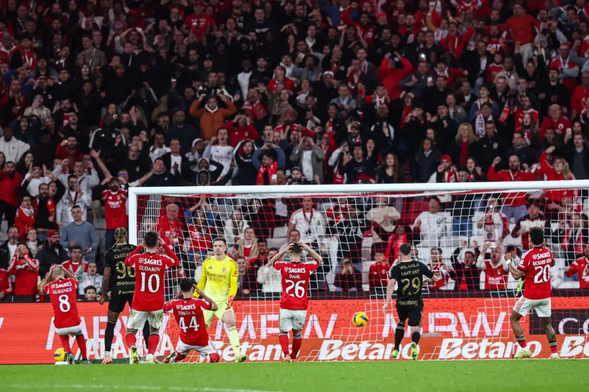 O penálti mal assinalado pelo juiz, desperdiçada por Livolant, teve um epílogo quase de "apanhados" com Tomás Araújo a fuzilar Trubin de forma imprudente e a colocar o Casa Pia na corrida