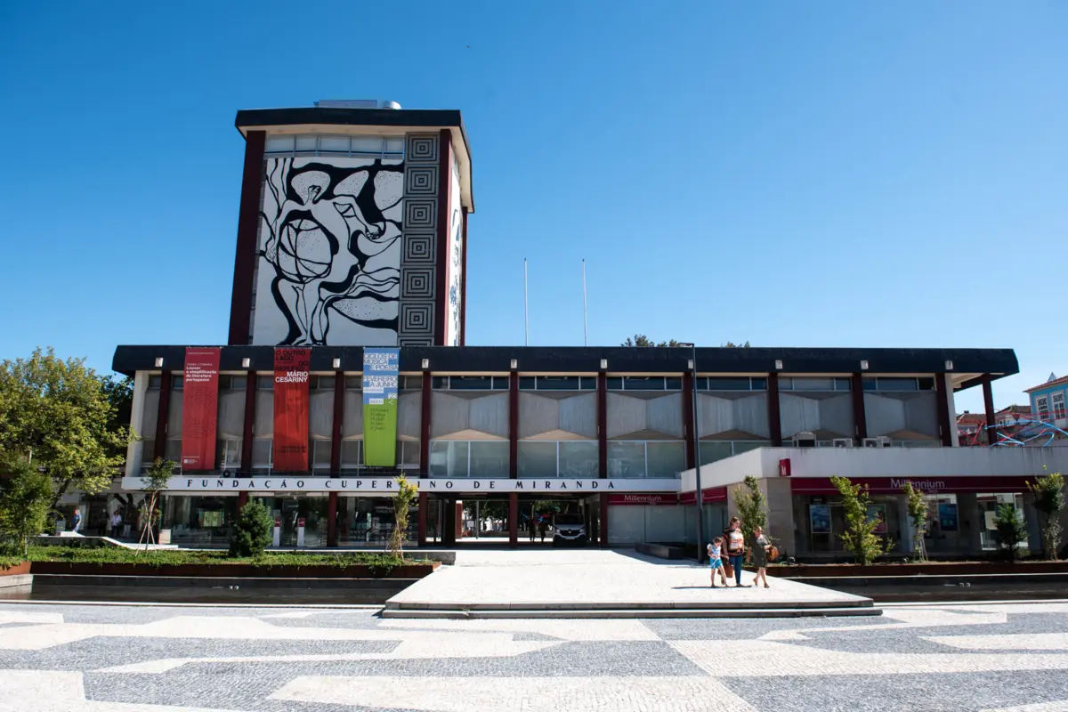 A escultura foi instalada perto do edifício da Fundação Cupertino