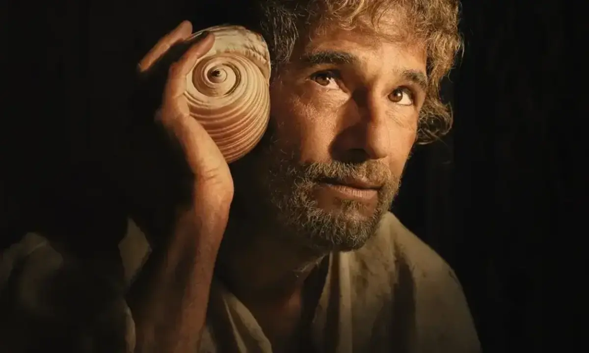 Rodrigo Santoro no papel de Crisóstomo, o pescador que decide inventar uma família improvável