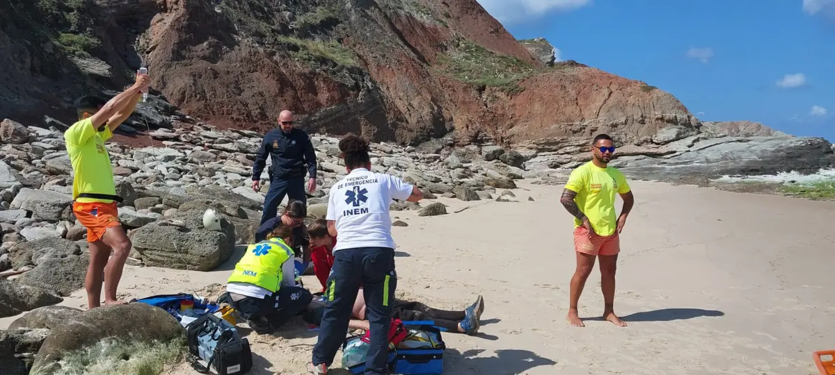 Assistência à vítima na praia das Pedras Muitas