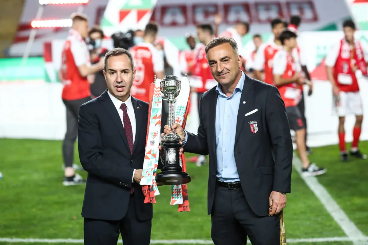 Carlos Carvalhal vai tentar oferecer mais um troféu ao presidente António Salvador