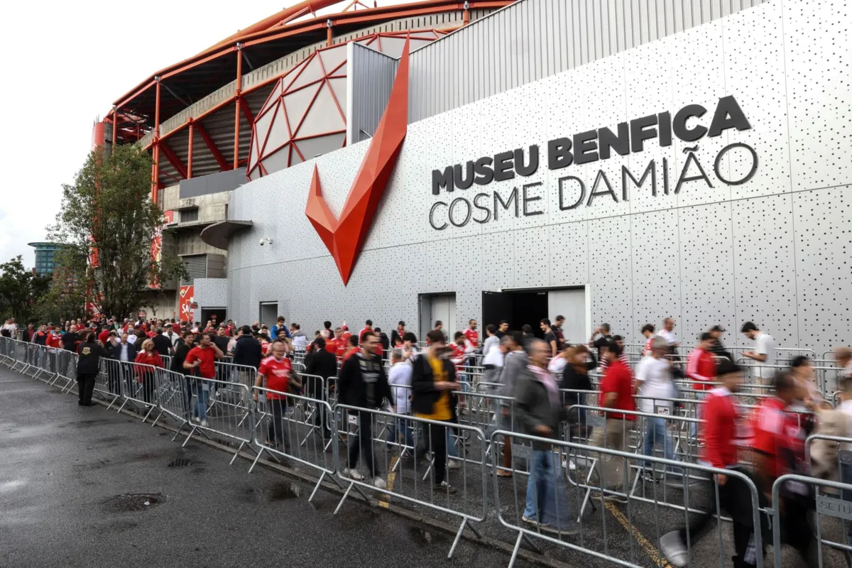 Sócios na fila de votação na primeira volta