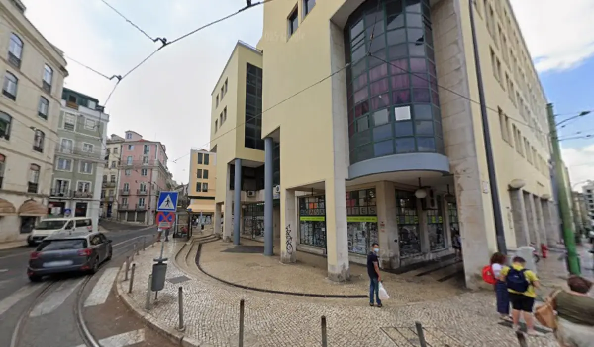Mulher deu à luz numa tenda instalada junto a uma das entradas do Centro Comercial Mouraria, no Martim Moniz, em Lisboa
