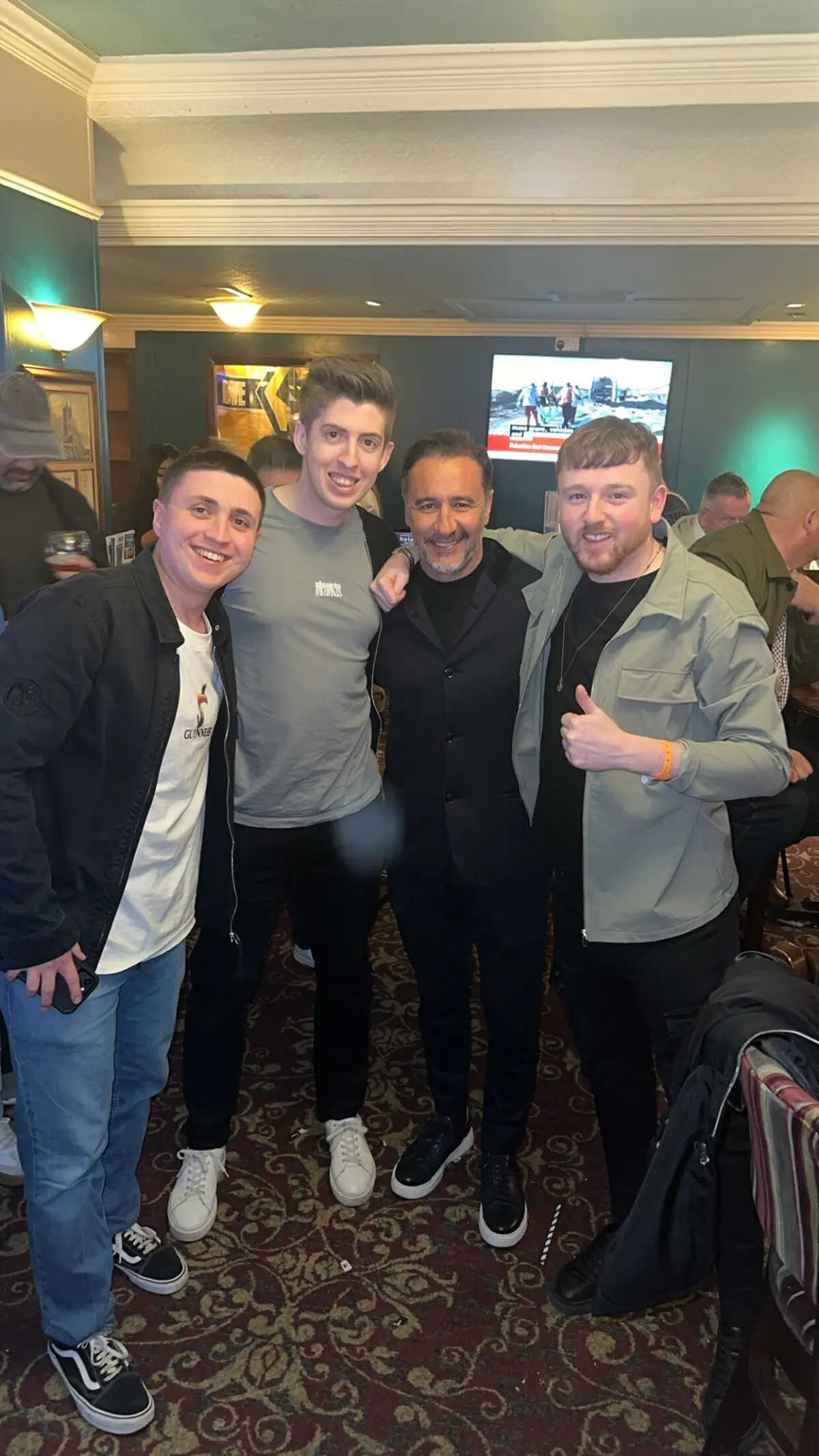 Vítor Pereira comemorou a permanência num bar com os adeptos do Wolverhampton