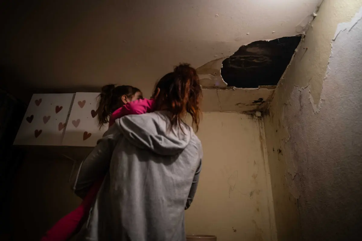 Habitação onde Maria vive com as duas filhas pequenas está muito degradada