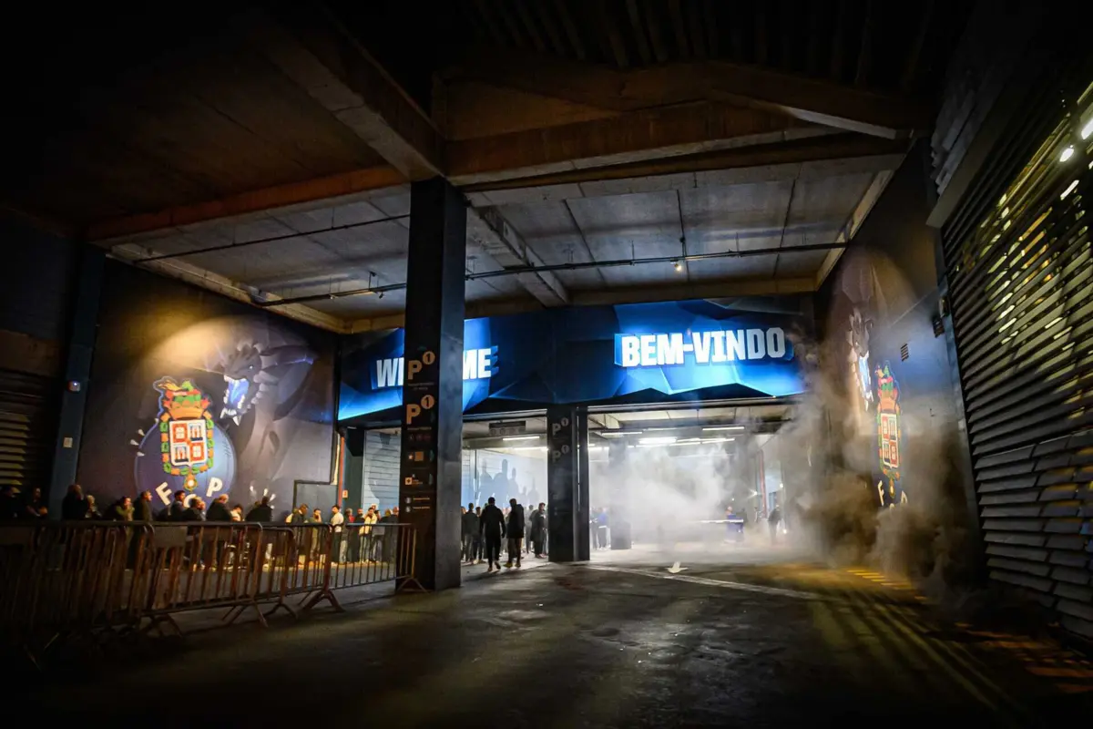 Milhares de adeptos do F. C. Porto entram no Dragão