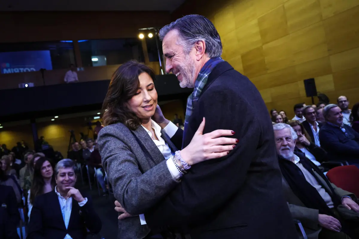 João Cotrim Figueiredo a cumprimentar a presidente do partido Iniciativa Liberal, em janeiro