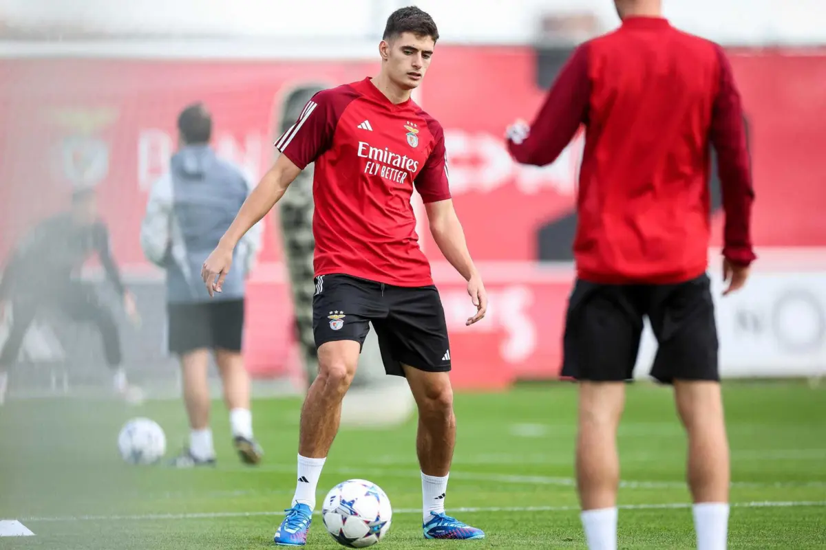 António Silva tem 20 anos e contrato até 2027, com norma liberatória de 100 milhões de euros