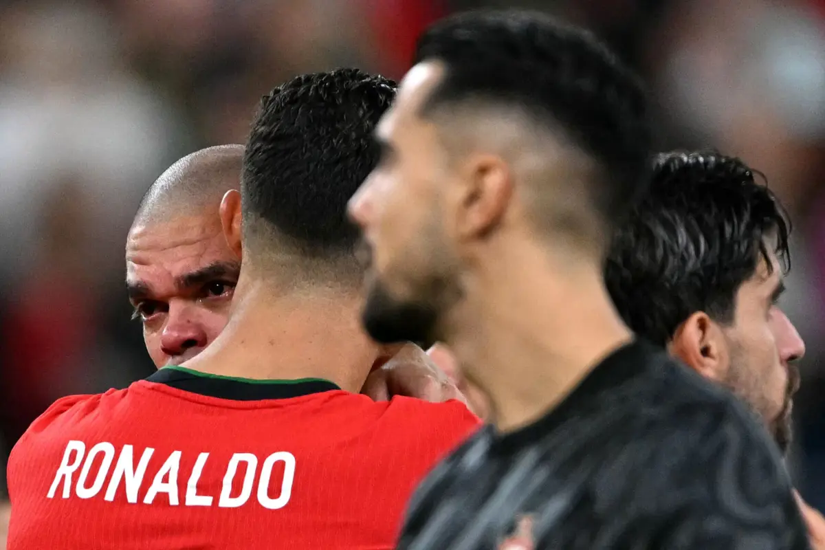 O abraço entre Cristiano Ronaldo e Pepe que marcou o final do jogo