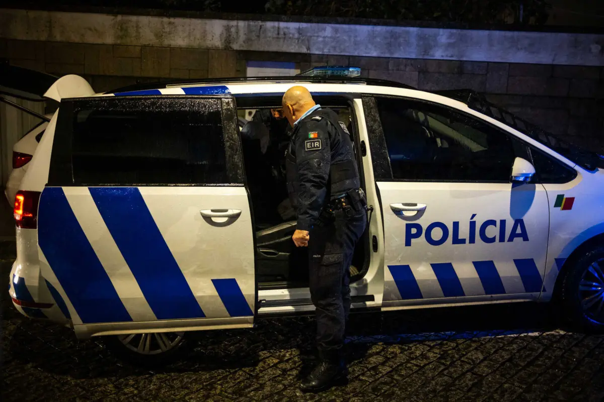 Polícia teve de negociar com o suspeito para que este entregasse a catana