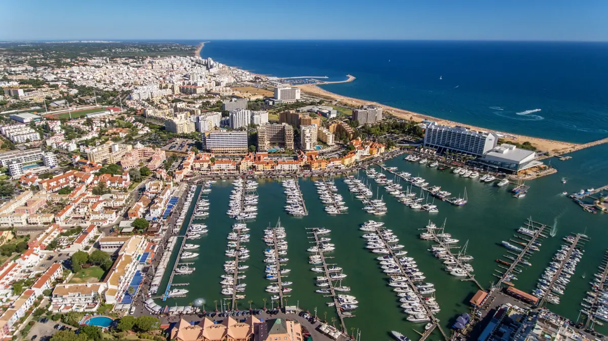 Imagem de contexto do artigo Amantes de automóveis elétricos, o destino deste verão é a Marina de Vilamoura