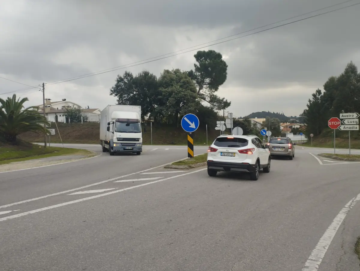 Cruzamento dá acesso à várias localidades e empresas