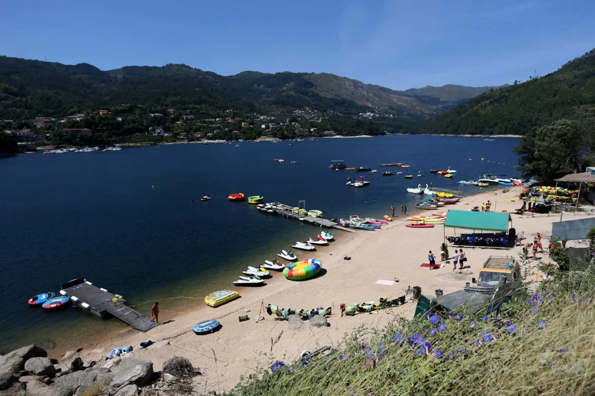 Cliente fraturou o braço esquerdo, foi transportado para o hospital e foi operado à fratura