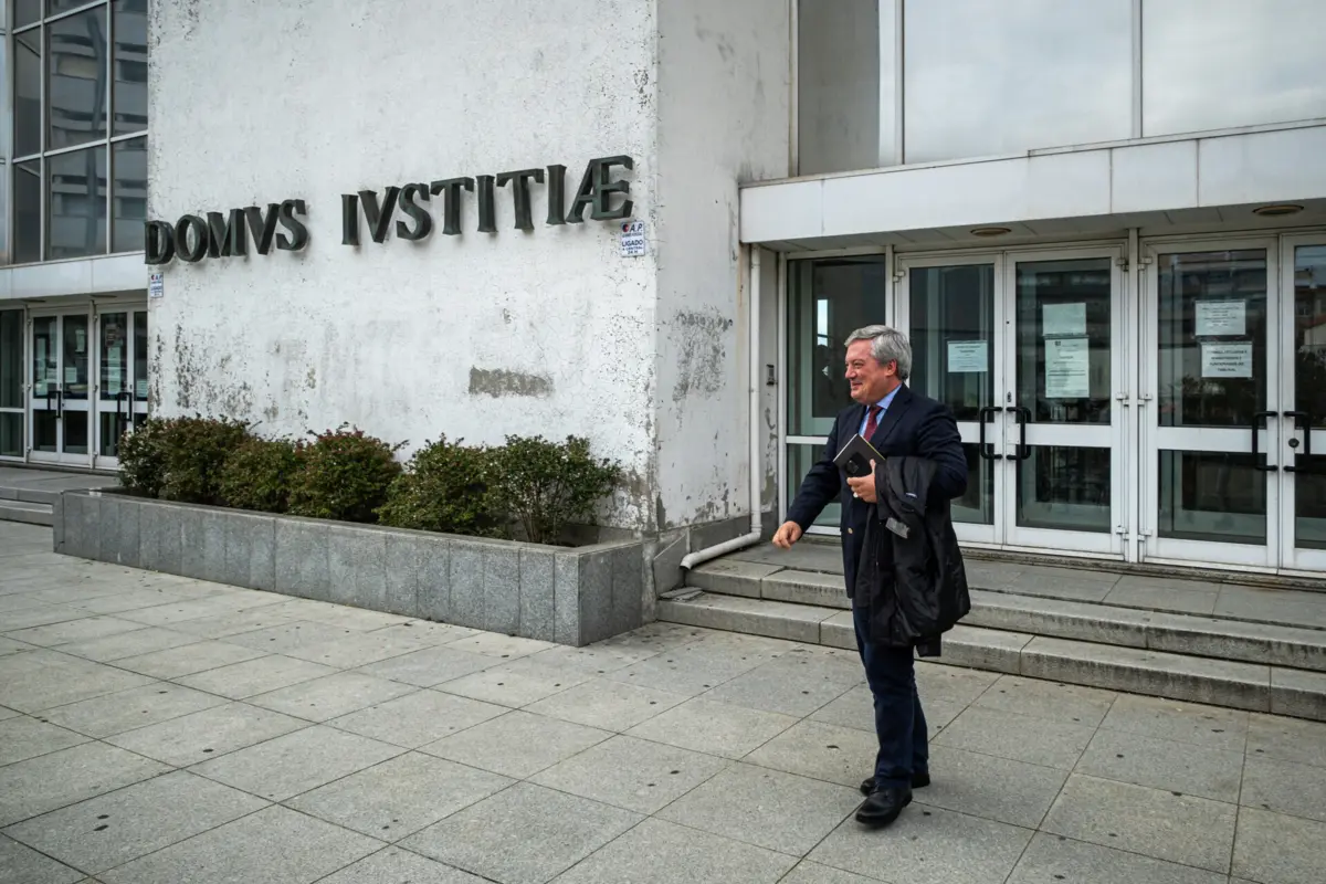 O presidente da Câmara Municipal de Vila Nova de Gaia, Eduardo Vítor Rodrigues, à saída do tribunal