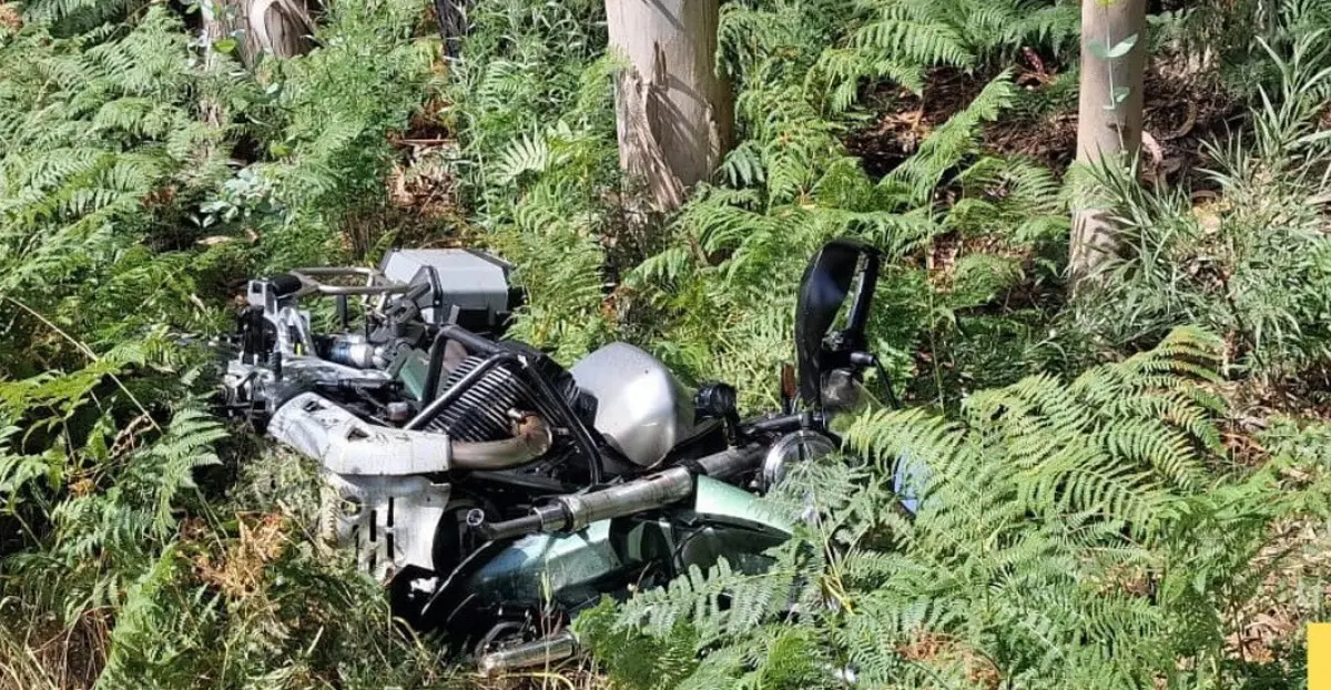 A mota foi projetada para fora da estrada e o carro ficou com a frente destruída