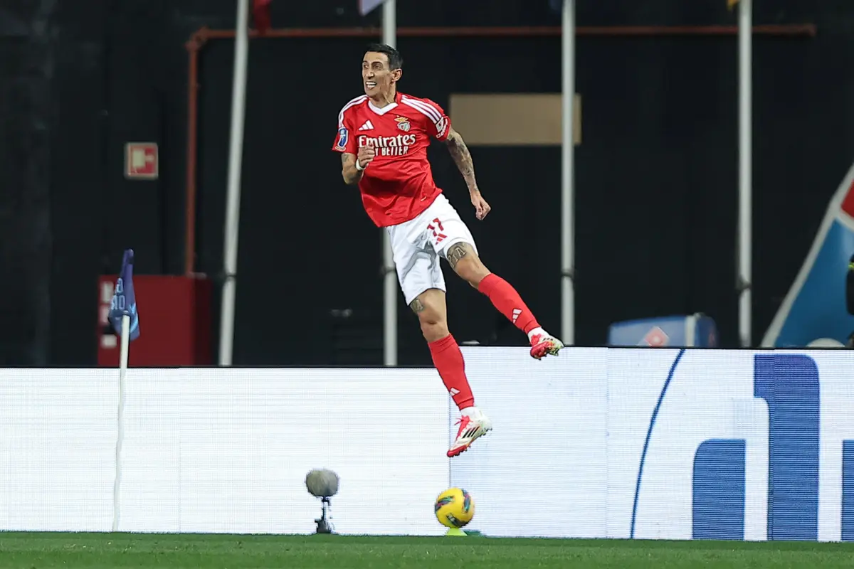 Di María fez o 3-0 ainda na primeira parte, após assistência de Pavlidis, e sentenciou o encontro