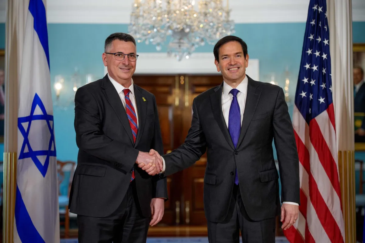 O secretário de Estado dos EUA, Marco Rubio, com o ministro dos Negócios Estrangeiros de Israel, Gideon Sa'ar