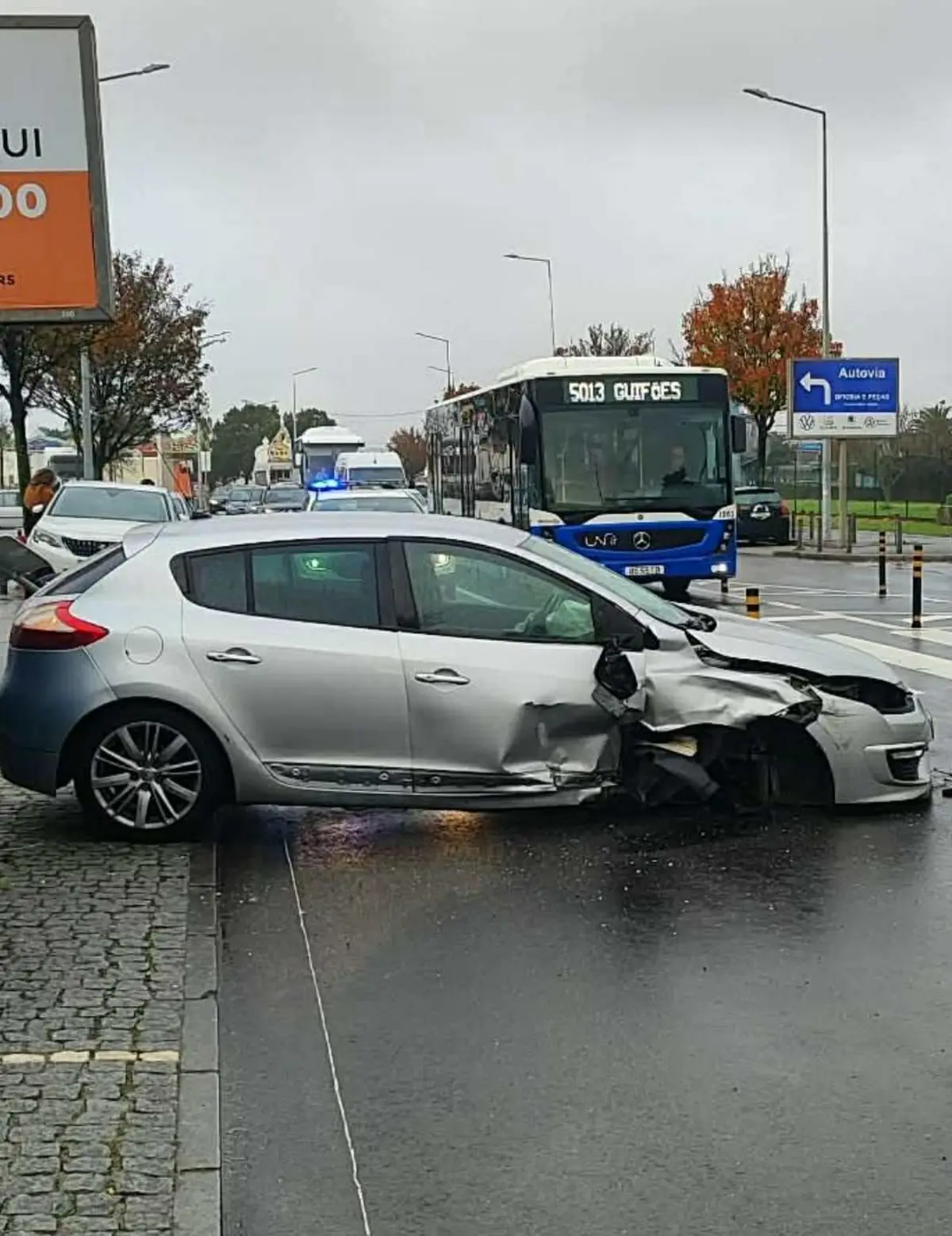 Automóvel envolvido no acidente ficou danificado