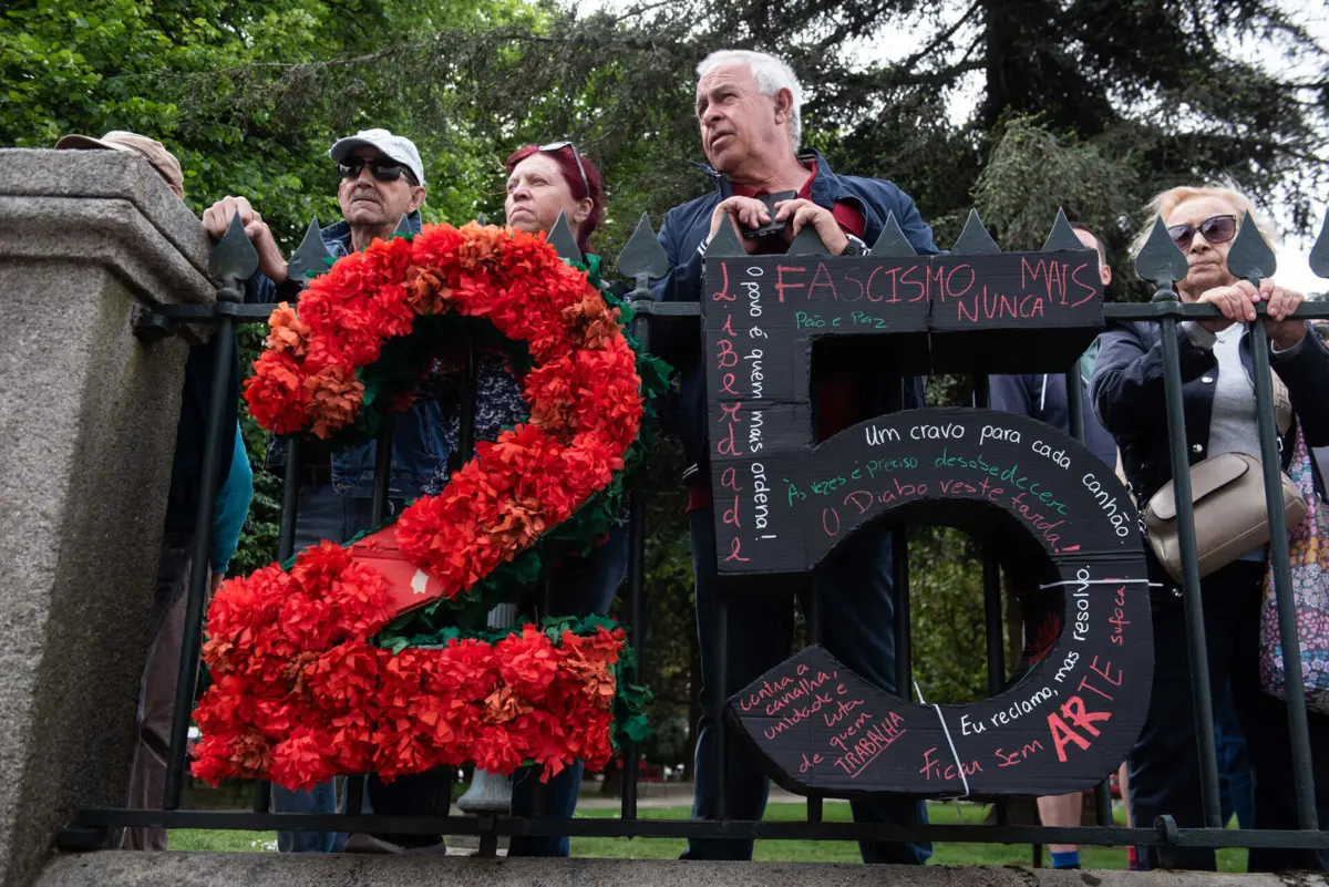 Imagem de contexto do artigo Milhares de pessoas juntam memórias e apelos aos cravos no Porto