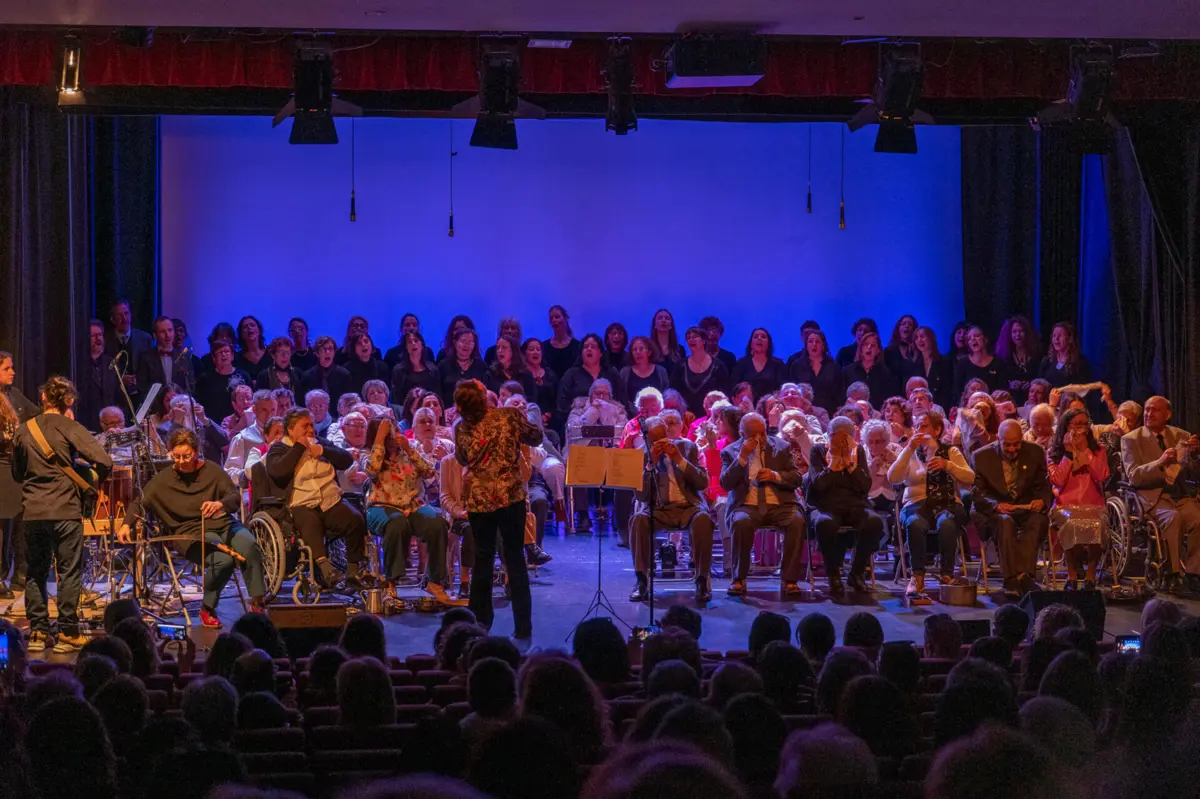 A Oficina da Memória - Som Memória recolhe histórias de vida de pessoas mais velhas em criações artísticas, culminando em espetáculos