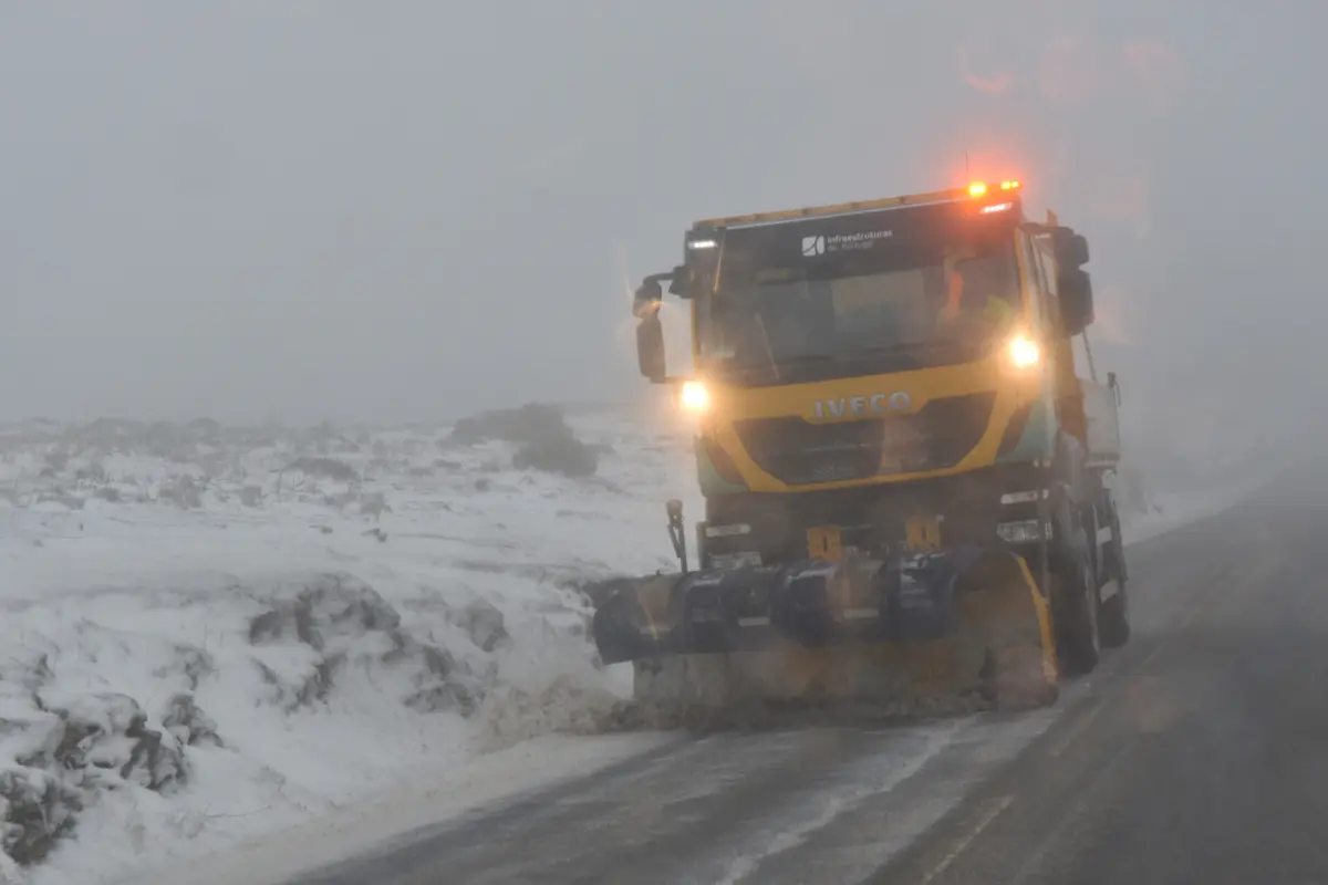 Neve fecha estrada que atravessa maciço central da Serra da Estrela