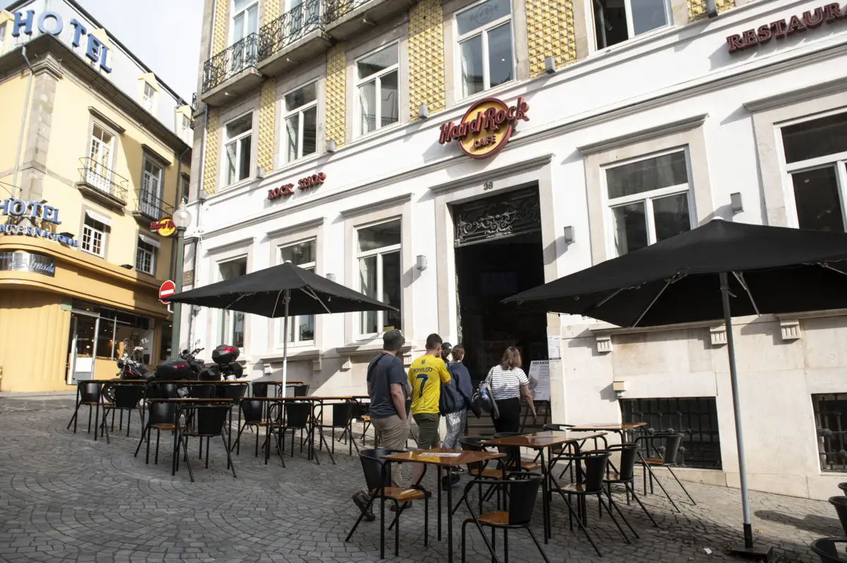 O Hard Rock fica na Rua do Almada