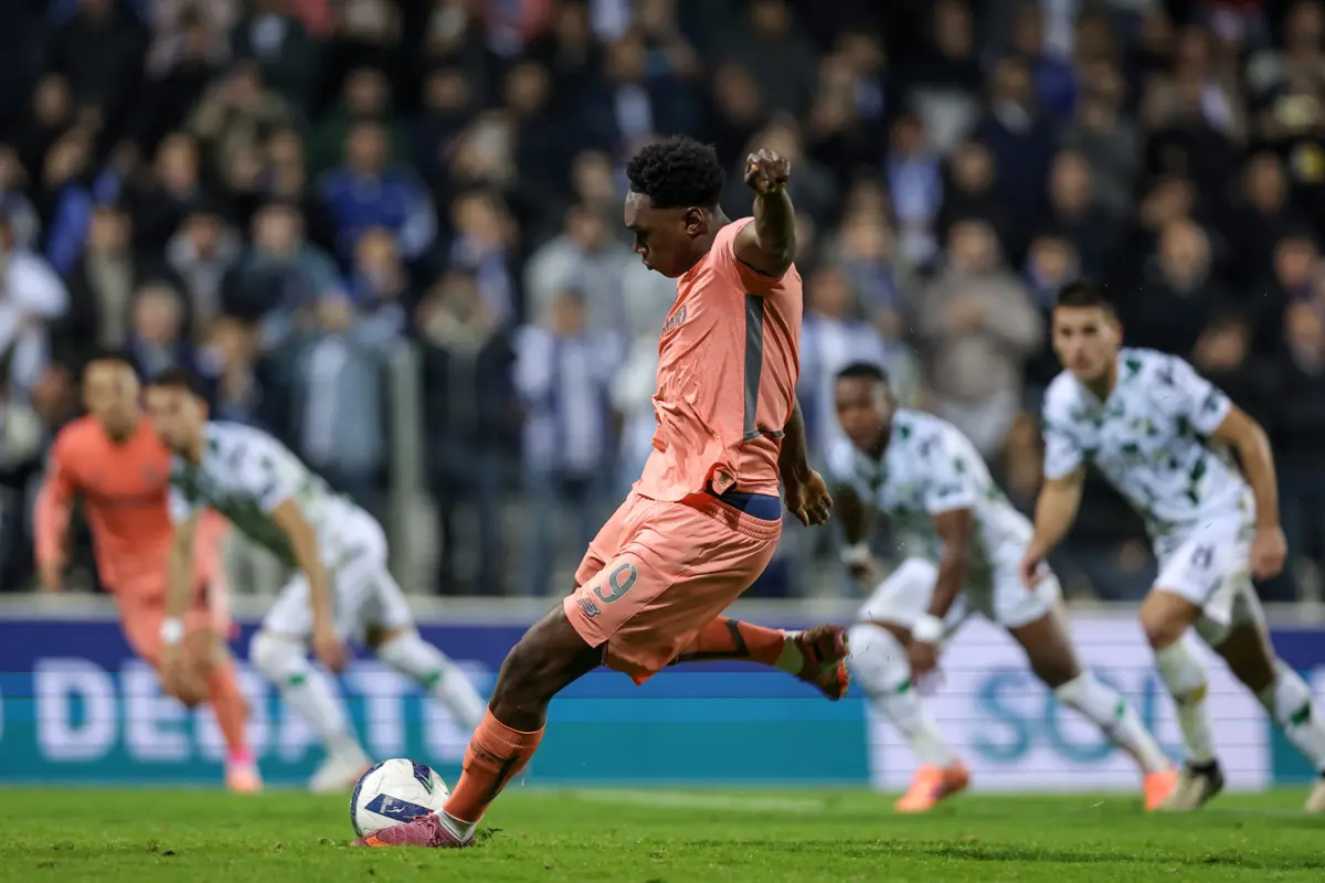 Samu restabeleceu a igualdade, em cima do intervalo, na transformação de uma grande penalidade