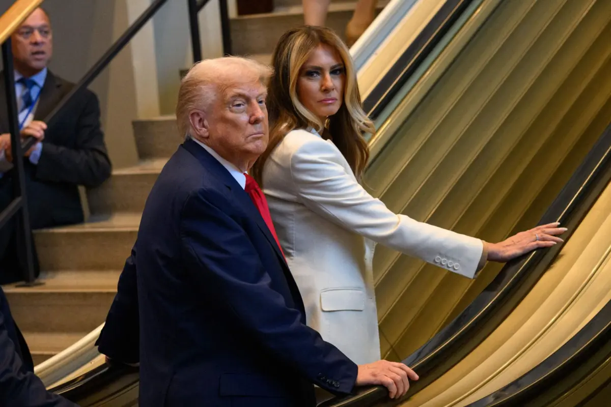 Trump e Melania tiveram de subir a pé escada rolante parada