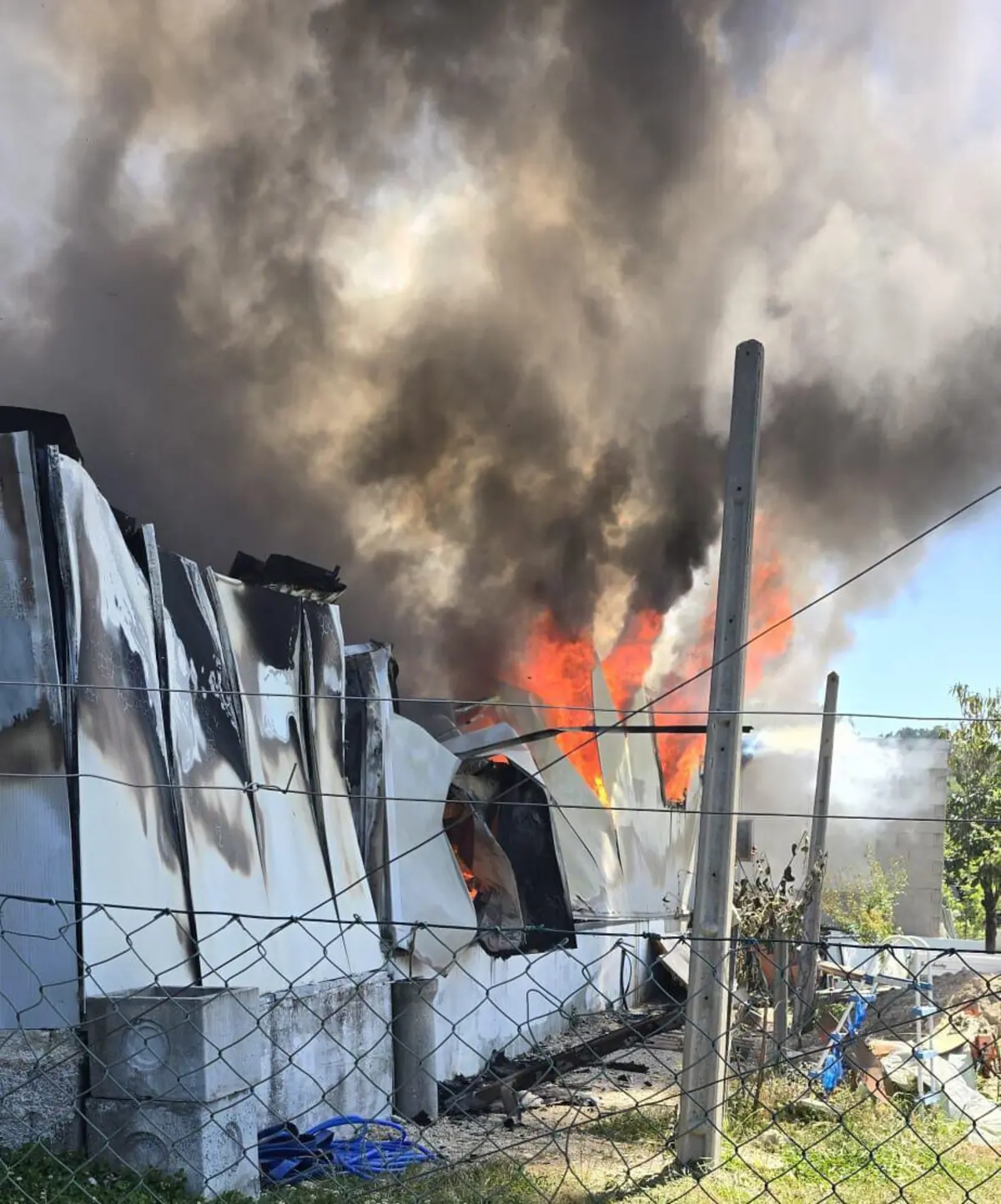 Imagem de contexto do artigo Incêndio destrói carros, motas, uma caravana e parte de oficina na Póvoa de Lanhoso