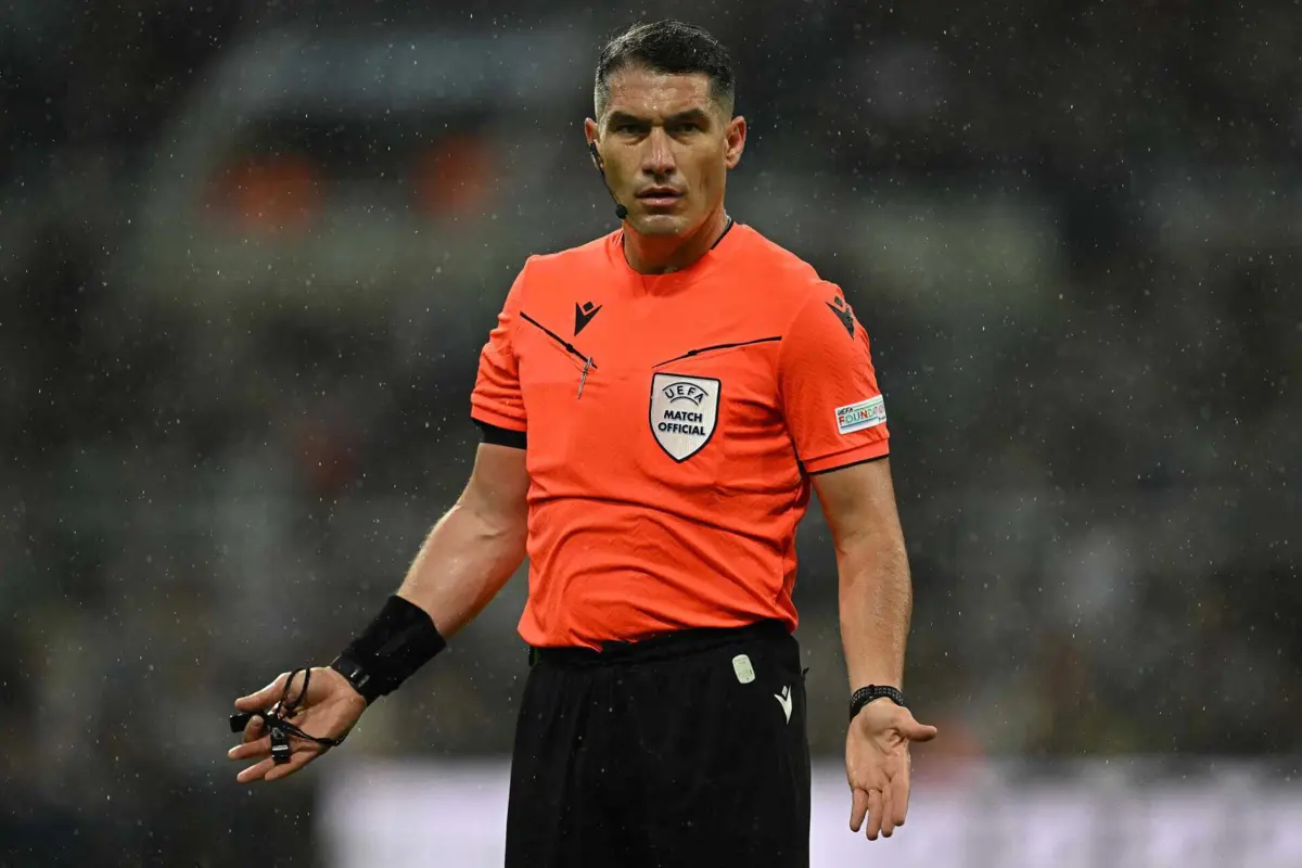 István Kóvacs dirige o tira-teimas entre os azuis e brancos e o emblema ucraniano