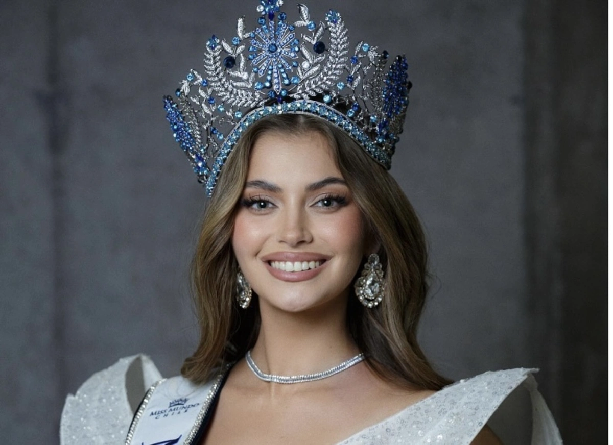 Ignacia Fernández, de 27 anos, foi coroada Miss Mundo Chile 2025, uma semana depois de ter surpreendido o público ao cantar death metal durante a prova de talentos