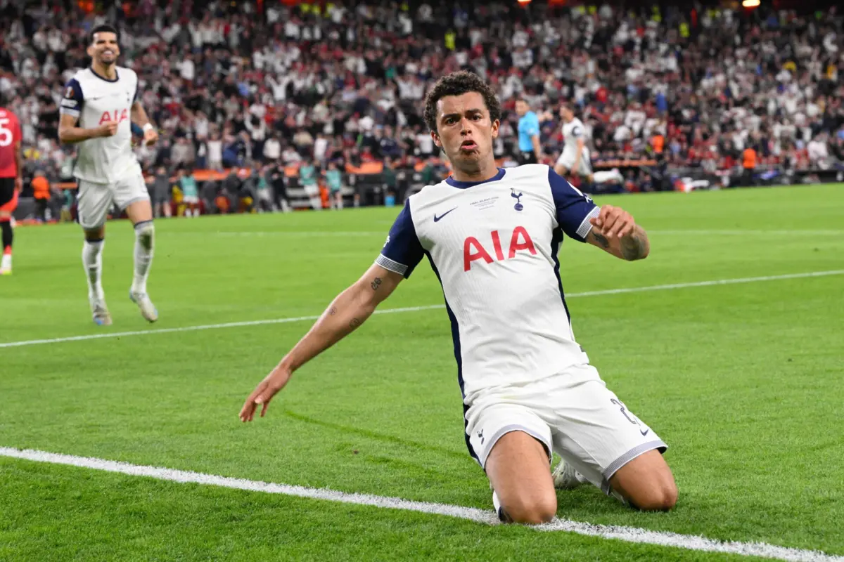 Johnson festeja o golo que decidiu a final da Liga Europa em Bilbau