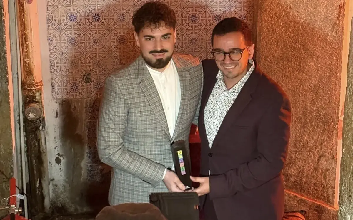 Marco António Ribeiro e Bruno Filipe Silva, criadores do podcast "O Ponto da Mente", da TSF, durante a entrega do Prémio do Público nos PODES