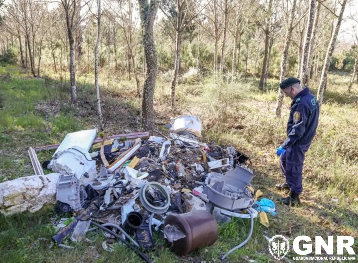 Militares do SEPNA aplicaram multa de dez mil euros a homem que abandonou resíduos no meio do mato, na Guarda.