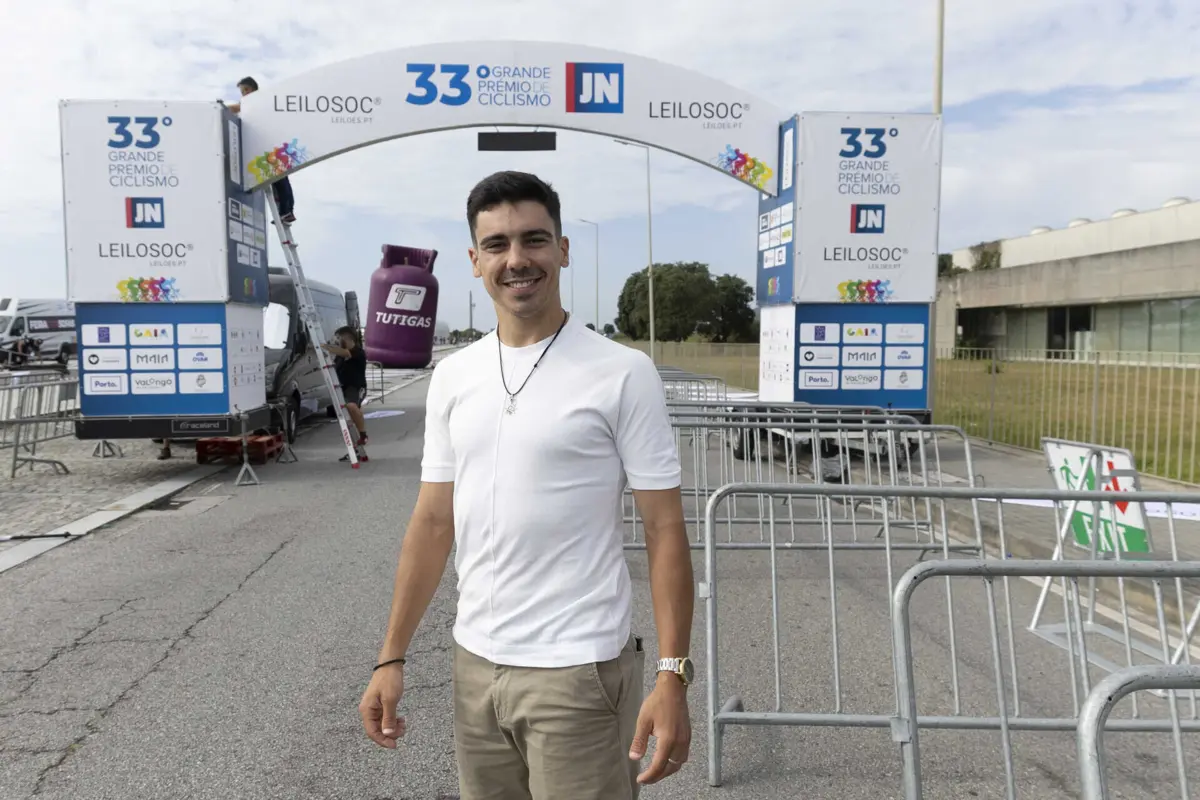 Ciclista natural de Viana do Castelo esteve na partida da etapa e no final entregou a camisola amarela no pódio