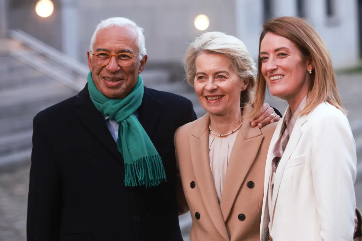 António Costa ao lado de Ursula von der Leyen e Roberta Metsola