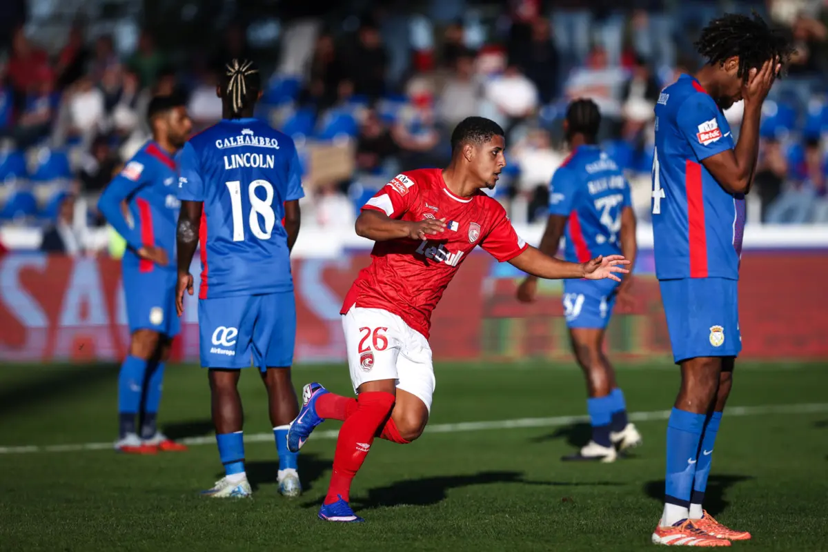 Fernando saltou do banco para resgatar um ponto para a formação de Petit