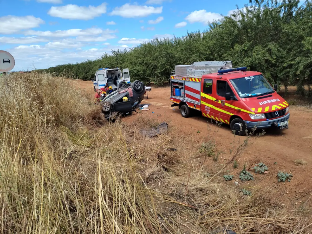 Carro das vítimas saiu da estrada, após colisão, e imobilizou-se a 30 metros