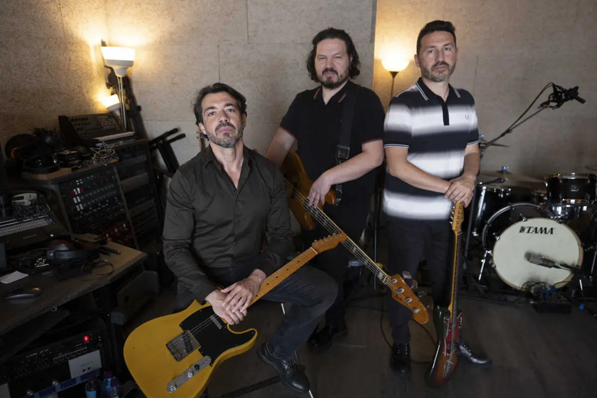 Miguel Guedes, Nuxo Espinheira e Vasco Espinheira na sala de ensaios dos Blind Zero, no Porto.