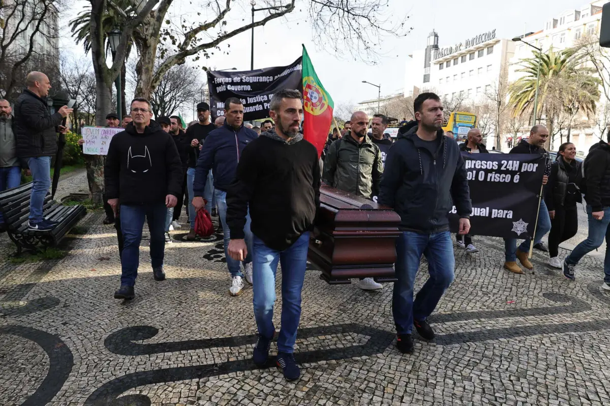 Guardas vão carregar um caixão até ao Ministério da Justiça