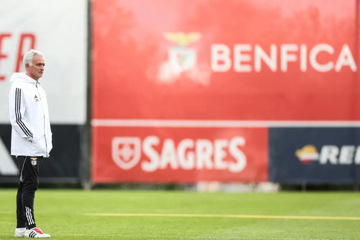 Mourinho num treino do Benfica