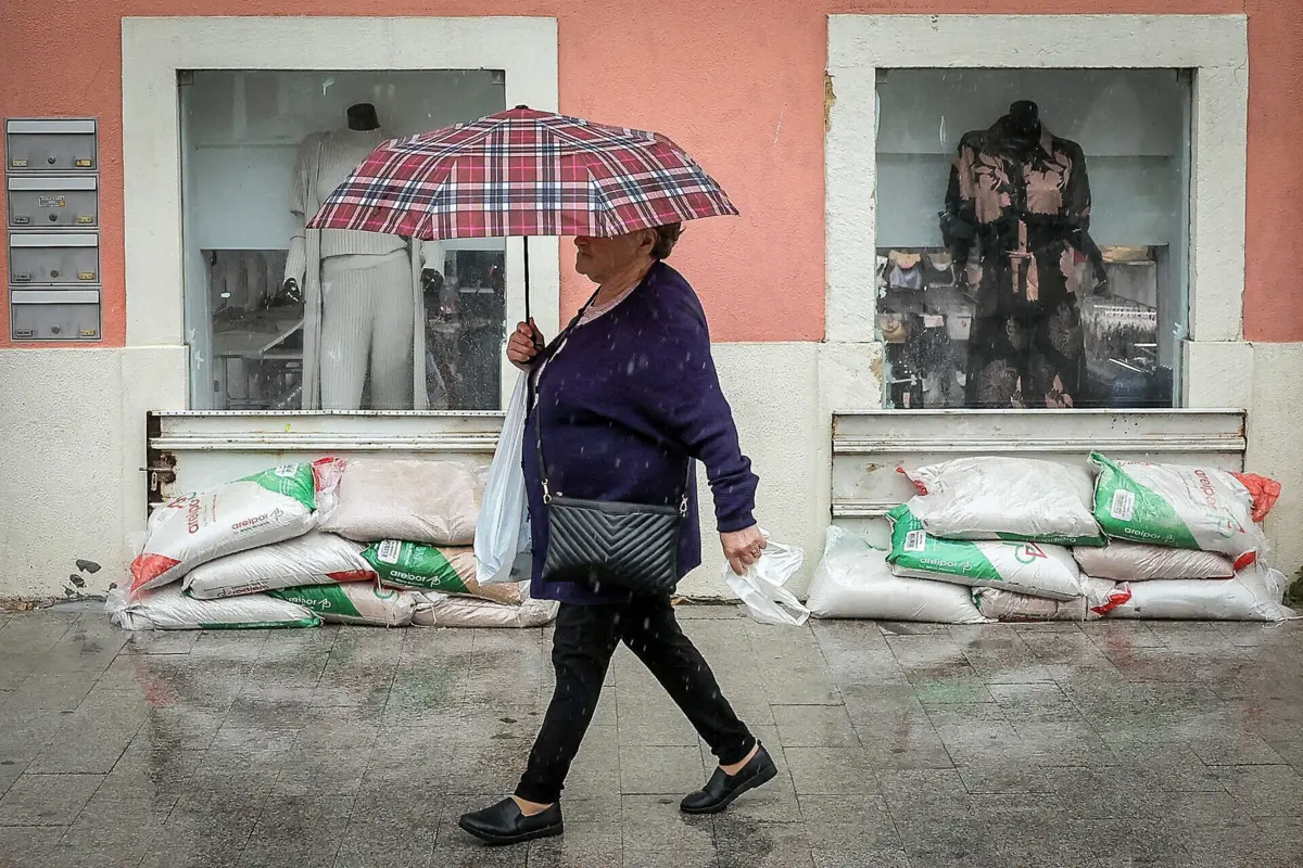 Vento e chuva forte deixam cinco distritos no continente em aviso laranja este domingo